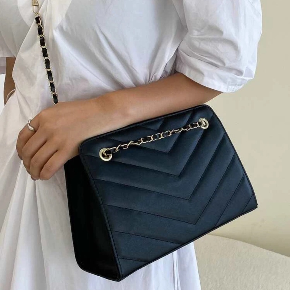 Minimalist Chevron quilted handbag nude black white chain - Picture 2 of 12